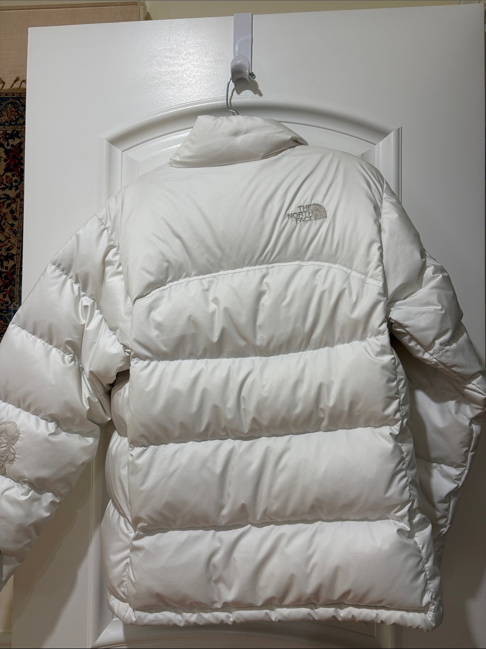 The North Face Women's White Puffy Jacket With Embroidery Sz M - Picture 15 of 15